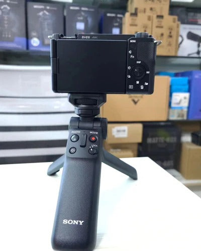 Sony ZV-E10 + lente 16-50mm + tripé de mão disponível!
