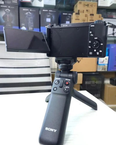 Sony ZV-E10 + lente 16-50mm + tripé de mão disponível!