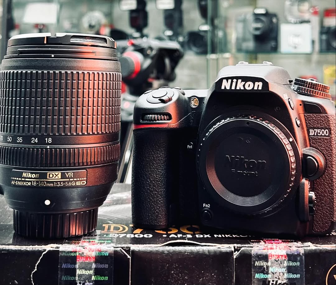 Nikon D7500 + Lente 18-140mm Seminova – Combo Completo!