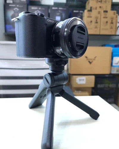 Sony ZV-E10 + lente 16-50mm + tripé de mão disponível!