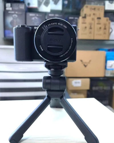 Sony ZV-E10 + lente 16-50mm + tripé de mão disponível!