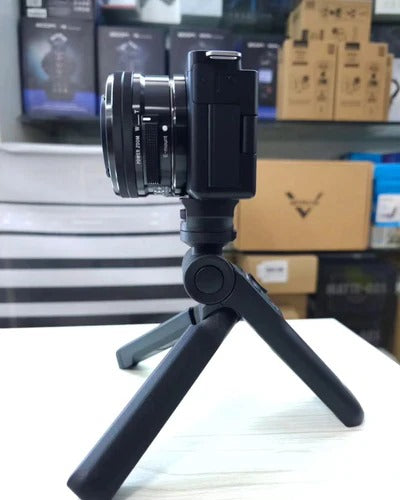 Sony ZV-E10 + lente 16-50mm + tripé de mão disponível!