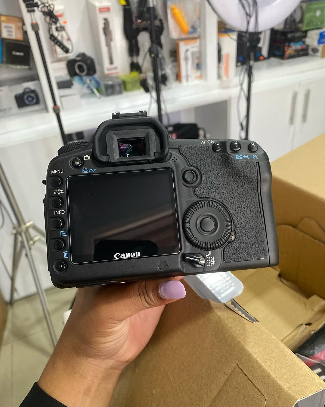 Canon 5D Mark II (corpo + caixa) seminova disponível!