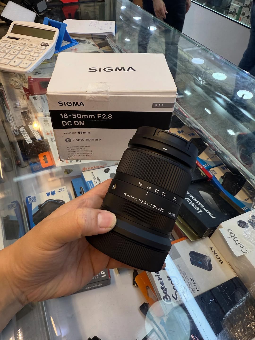 Lente Sigma 18-50mm f/2.8 seminova disponível!