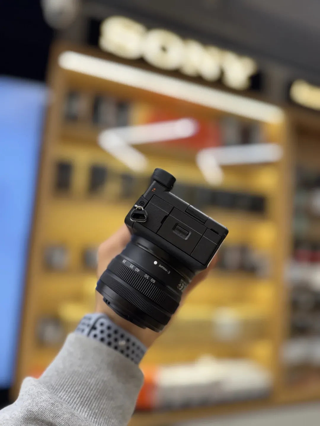 Sony A6700 + 16-50mm seminova disponível!