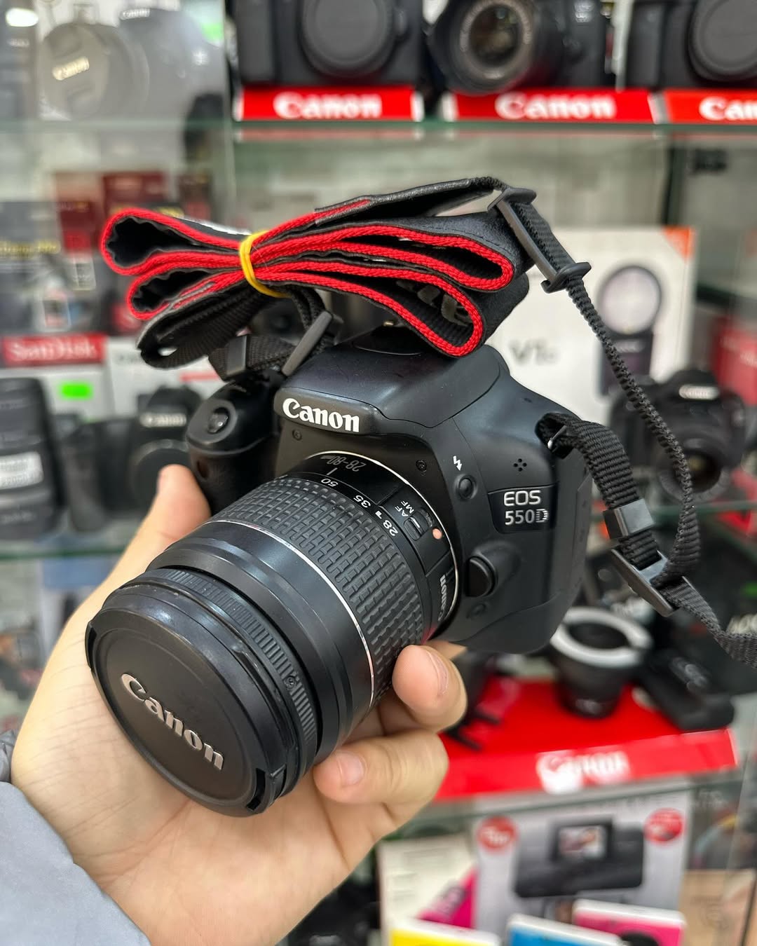 Canon 550D + lente Canon + alça completa (seminova) disponível!